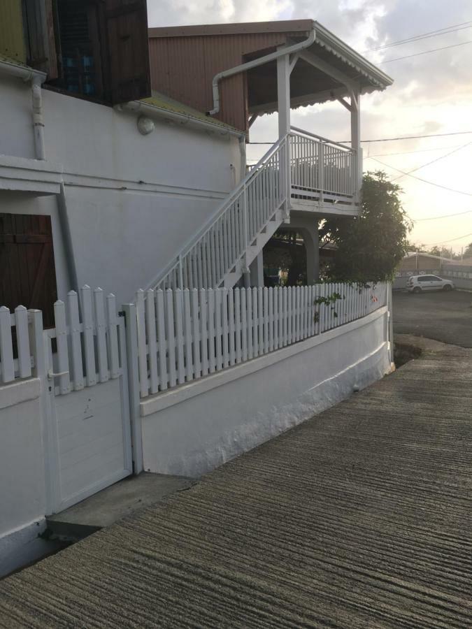 Chez Ninette Pres Des Sources Chaudes Villa Bouillante Exterior photo
